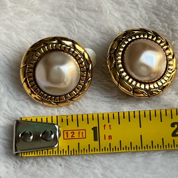 CHANEL 1980s 24K gold plated vintage clip-on earrings - Picture 13 of 14